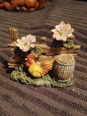 Decorative Farmhouse Rooster Sculpture in Yellow and Brown